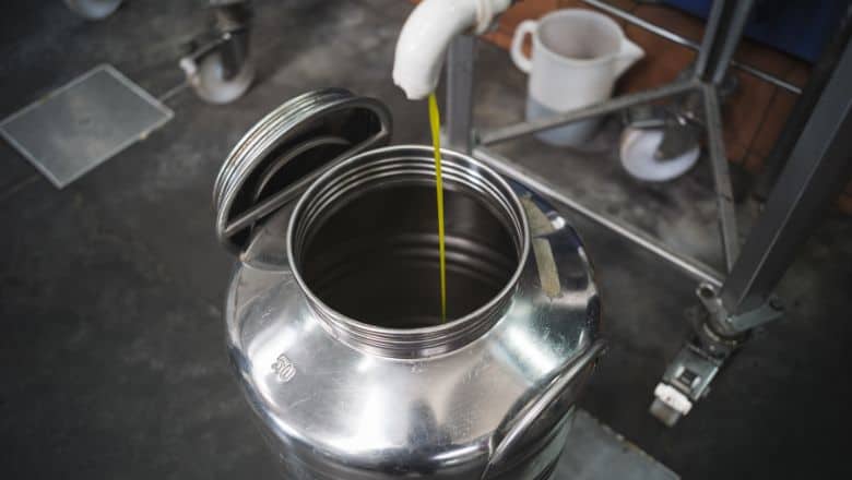 storing olive oil in inox container
